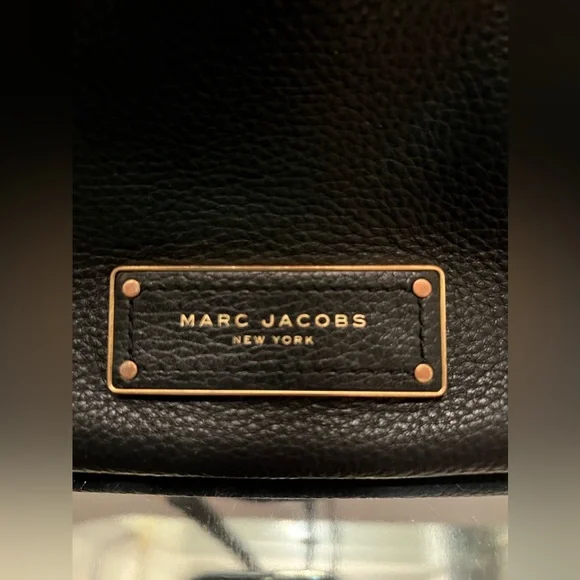 Marc Jacobs New York black pebbled leather crossbody bag with gold hardware - Picture 2 of 10